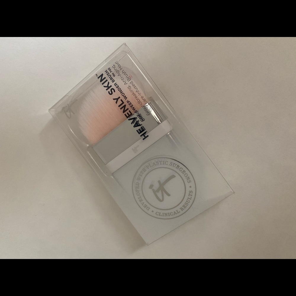 It Cosmetics face brush #705 - Picture 3 of 5